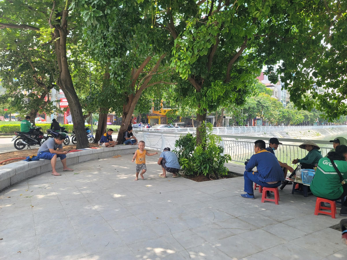 Là người dân sống gần hồ Xã Đàn, bà Trần Thị Thu (63 tuổi) bày tỏ niềm vui khi thấy hồ từng ngày 