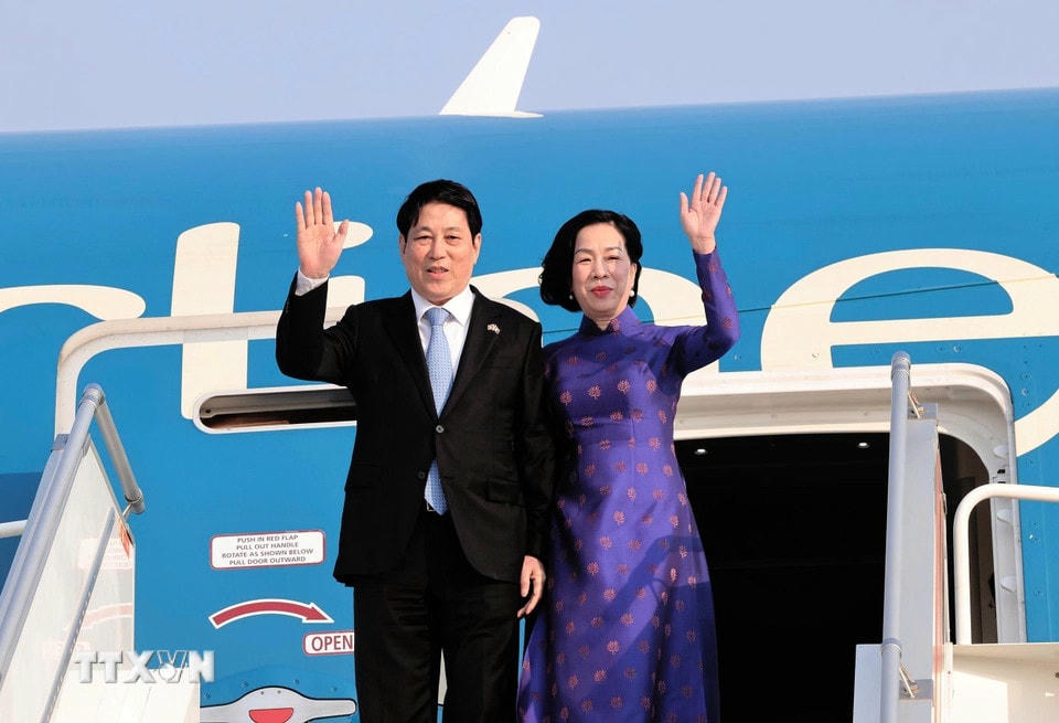 Chủ tịch nước Lương Cường và Phu nhân đến sân bay quốc tế Quatro de Fevereiro, thủ đô Luanda. (Ảnh: Lâm Khánh/TTXVN)