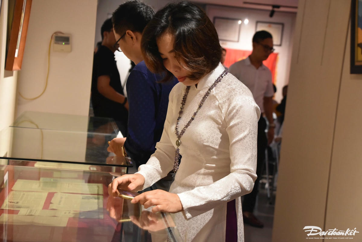 Một vị khách đang chụp lại các hiện vật của nhà báo Kim Toàn trưng bày tại Bảo tàng Báo chí Việt Nam.