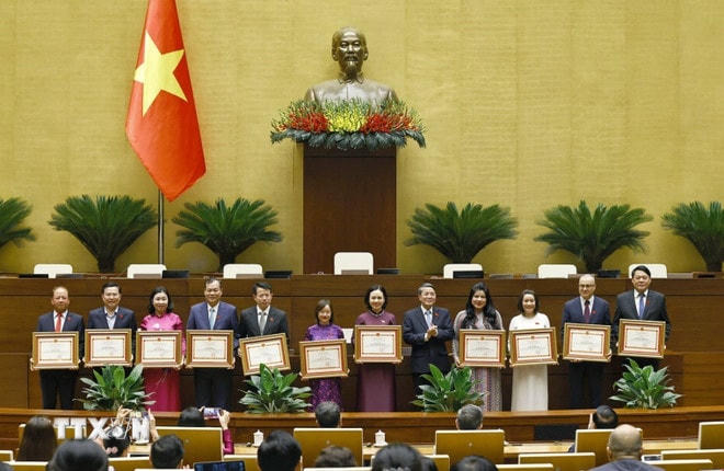 ttxvn-trao-tang-bang-khen-cua-ubtv-quoc-hoi-cho-cac-truong-doan-pho-truong-doan-chuyen-trach-8115915-4.jpg