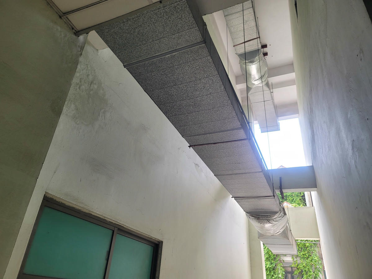 Hệ thống điện được thi công sơ sài, lộ thiên.Nhiều cư dân tại chung cư CT6C Kiến Hưng nói mong chờ phiên tòa xét xử ông Lê Thanh Thản ngày 10/8 tới, song cũng lo lắng