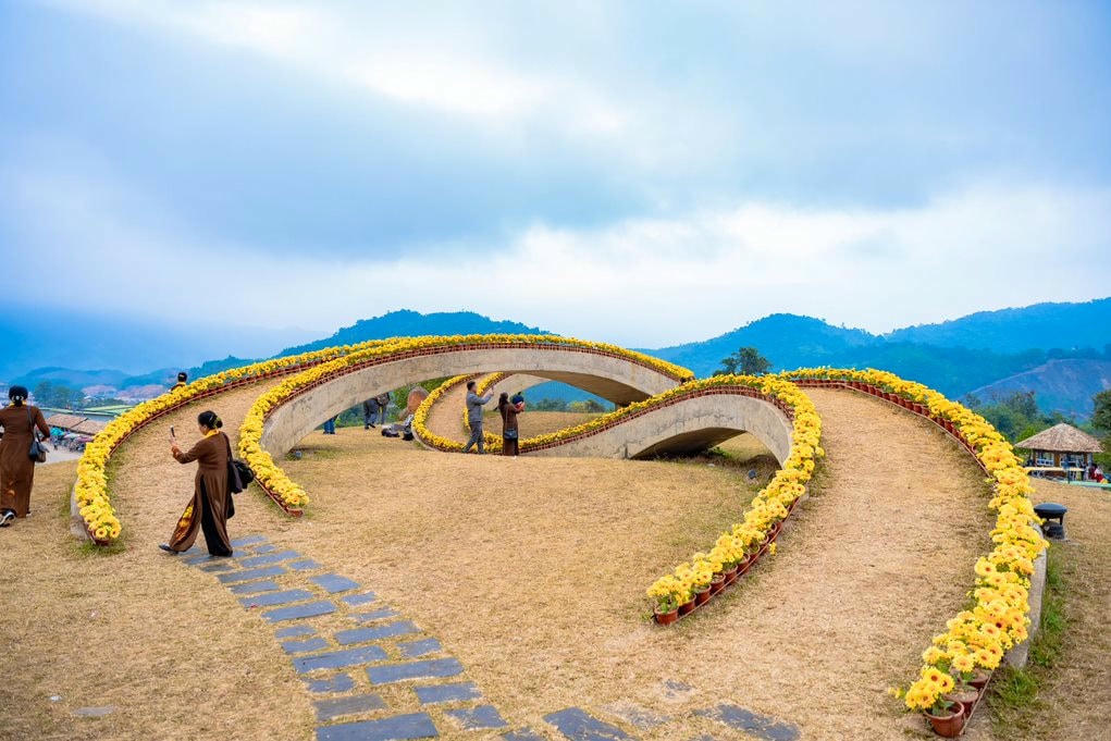 Hay chụp ảnh, check in với cây cầu vô cực độc đáo. (Ảnh chụp tại Lễ khai hội Xuân Tây Yên Tử 2023).