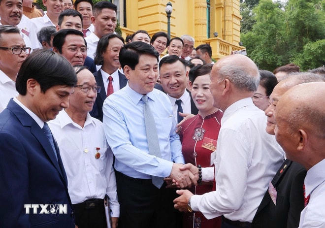 Chủ tịch nước Lương Cường với các nghệ nhân làng nghề tiêu biểu toàn quốc. (Ảnh: Lâm Khánh/TTXVN) ttxvn-chu-tich-nuoc-luong-cuong-gap-mat-cac-nghe-nhan-lang-nghe-tieu-bieu-toan-quoc-1006-2.jpg