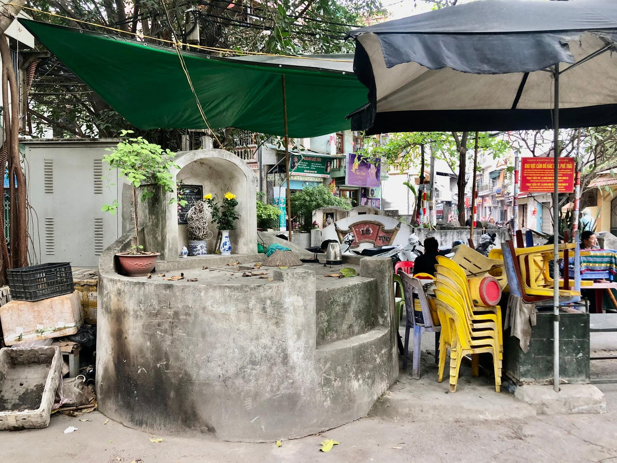 Ngôi mộ được trát si măng..