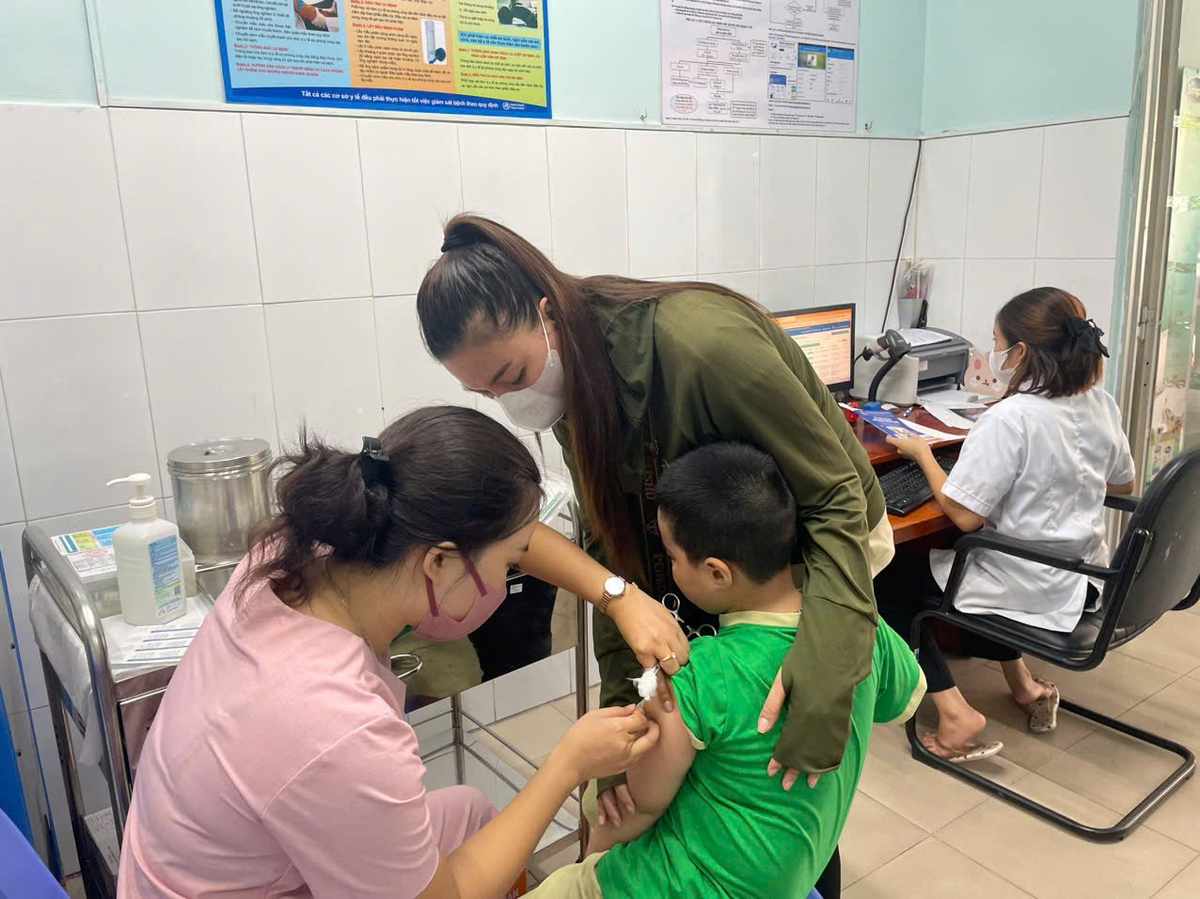 Nhiều trẻ 3 - 5 tuổi tại TPHCM đi tiêm mũi vaccine sởi đầu tiên hoặc mũi thứ 2.