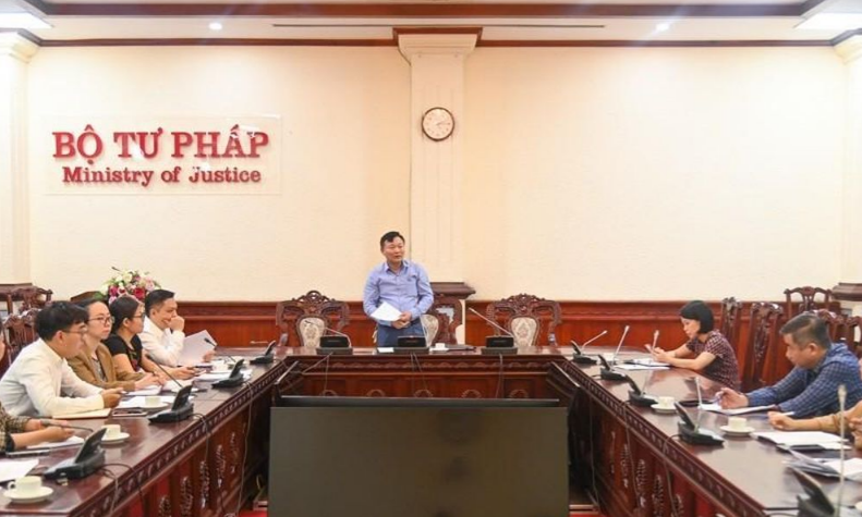 Bộ Tư pháp tổ chức phiên họp thẩm định dự thảo Nghị quyết của UBTVQH về thuế BVMT đối với xăng, dầu, mỡ nhờn. Ảnh: Bộ Tư pháp