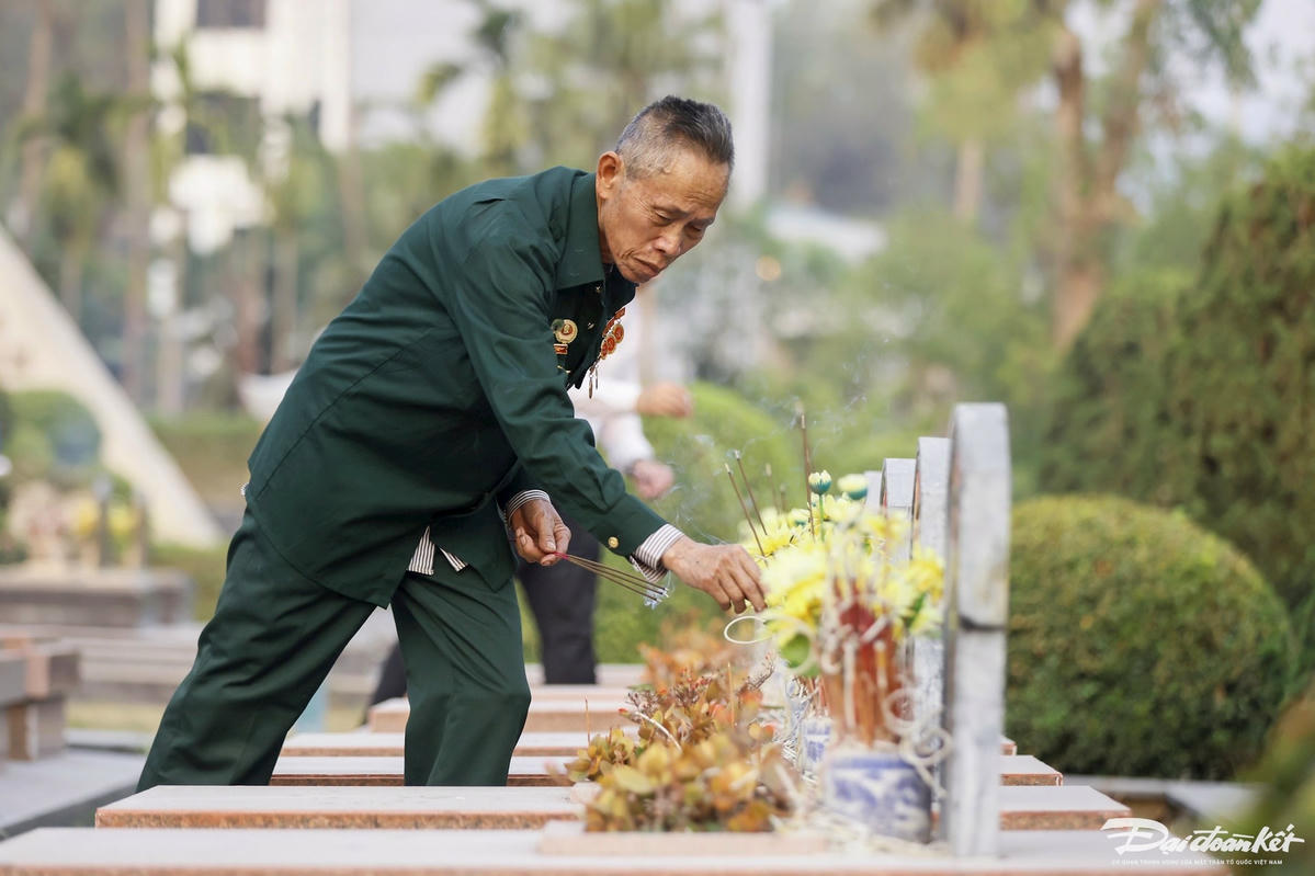 Đại biểu thắp hương tưởng nhớ các anh hùng, liệt sĩ. Ảnh: Quang Vinh.