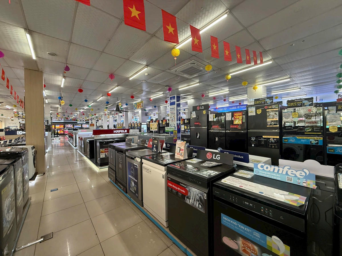 Một trung tâm điện máy lớn tại Hoàng Mai, Hà Nội vắng khách xem, mua hàng trực tiếp