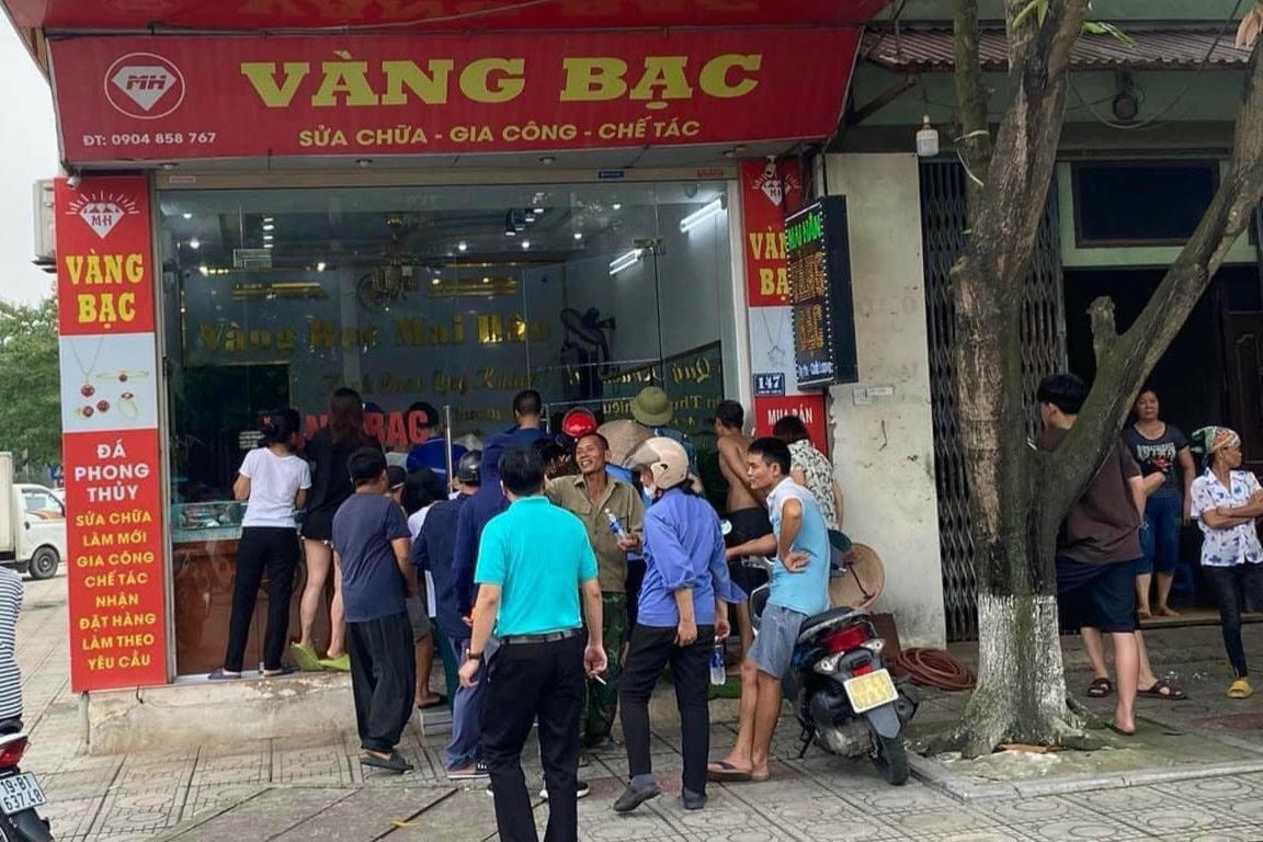 Tiệm vàng Mai Hân, nơi được cho là có vụ cướp vào trưa nay. Ảnh: Trường Quân.