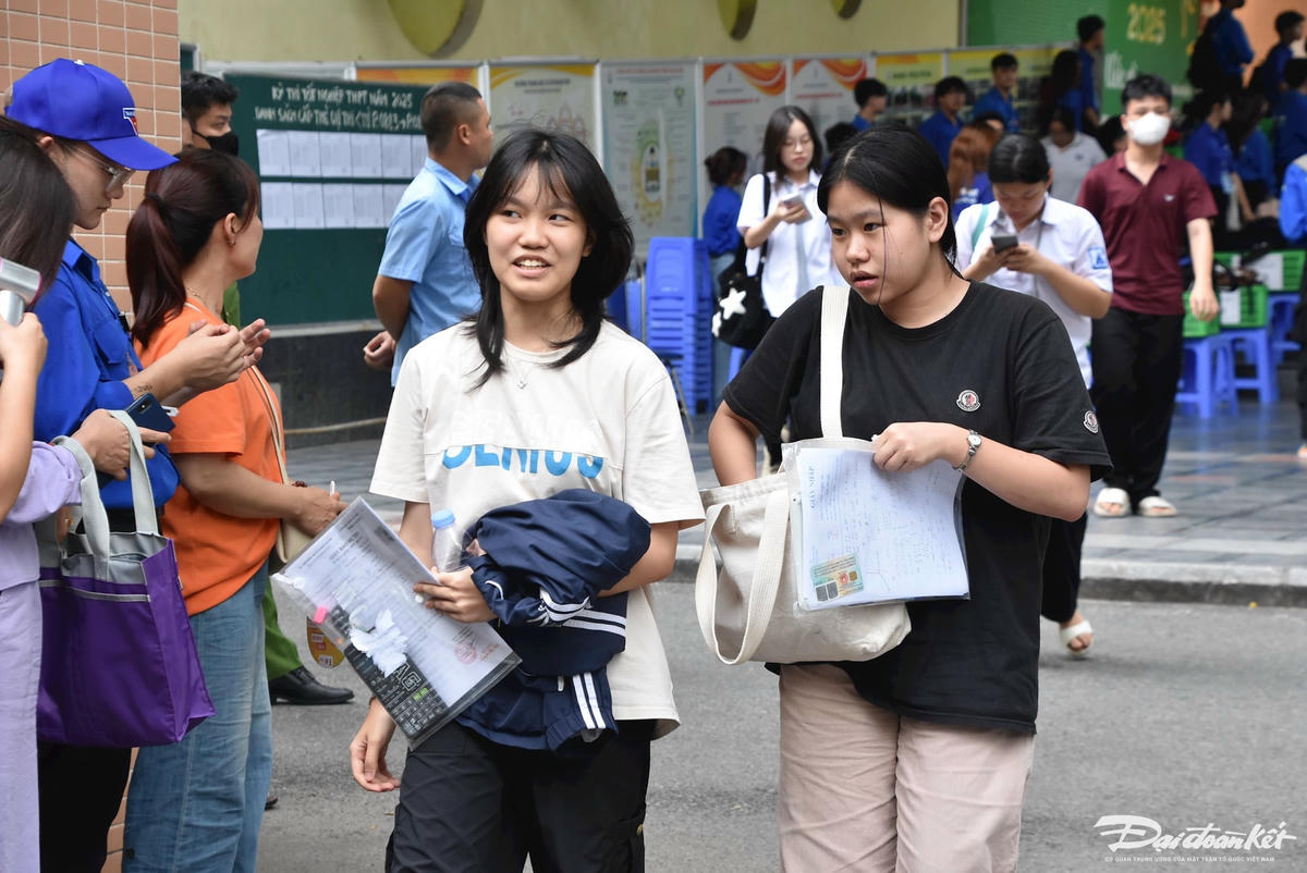 Tuy nhiên, các thí sinh đều cảm thấy nhẹ người khi hoàn thành ngày thi đầu tiên với 2 môn Ngữ văn và Toán. Ảnh: Hoàng Chiến.