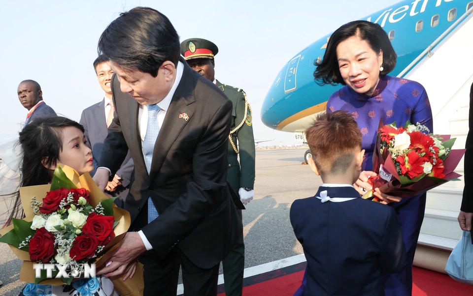 Chủ tịch nước Lương Cường và Phu nhân tới sân bay quốc tế Quatro de Fevereiro, thủ đô Luanda. (Ảnh: Lâm Khánh/TTXVN)