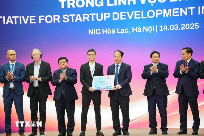 Thủ tướng Chính phủ Phạm Minh Chính chứng kiến Lễ trao các chứng nhận về đổi mới sáng tạo, hợp tác liên kết công nghệ. (Ảnh: Khánh Hòa/TTXVN) ttxvn-thu-tuong-nganh-ban-dan-3.jpg