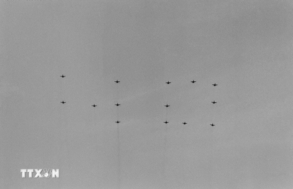 Máy bay xếp hình số 40 bay qua lquảng trường Ba Đình. (Ảnh: Hồng Thụ/TTXVN)