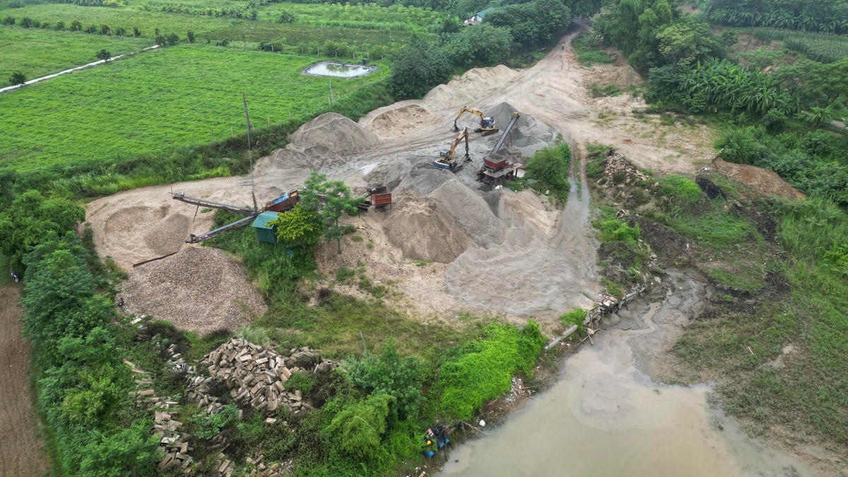 Ngoài bến bãi của Công ty TNHH Thường Xuyên, theo ông Nguyễn Hữu Ích - Chủ tịch UBND xã Hùng Lô thì trên địa bàn còn có hộ ông  Nguyễn Đức Thìn dù thuê đất làm nông nghiệp nhưng giờ cũng tập kết máy móc, vật liệu xây dựng làm bến bãi.