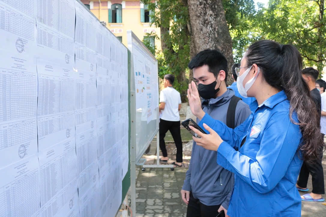 Theo ghi nhận điểm thi Trường THPT chuyên Chu Văn An (quận Tây Hồ, Hà Nội), từ hơn 1h, thí sinh đã có mặt tại điểm thi. Ảnh: Nguyễn Hoài.