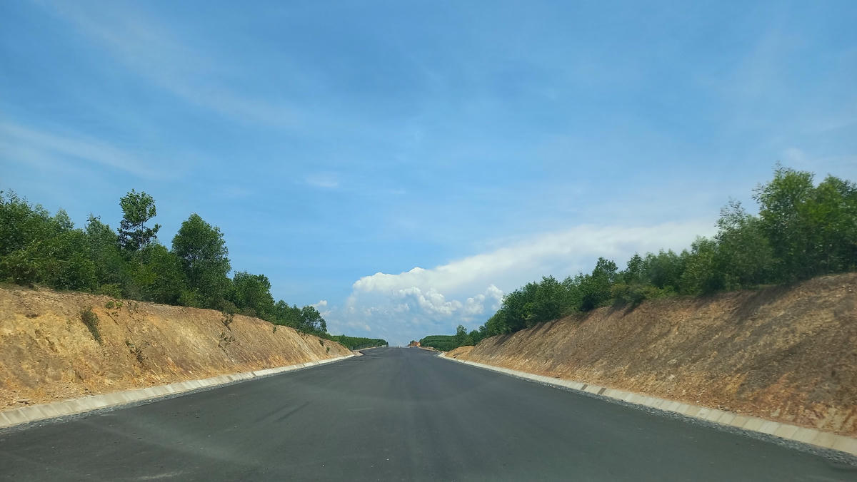 Theo phê duyệt, giai đoạn đầu dự án có mặt cắt ngang với quy mô 2 làn xe, bề rộng nền 12m.