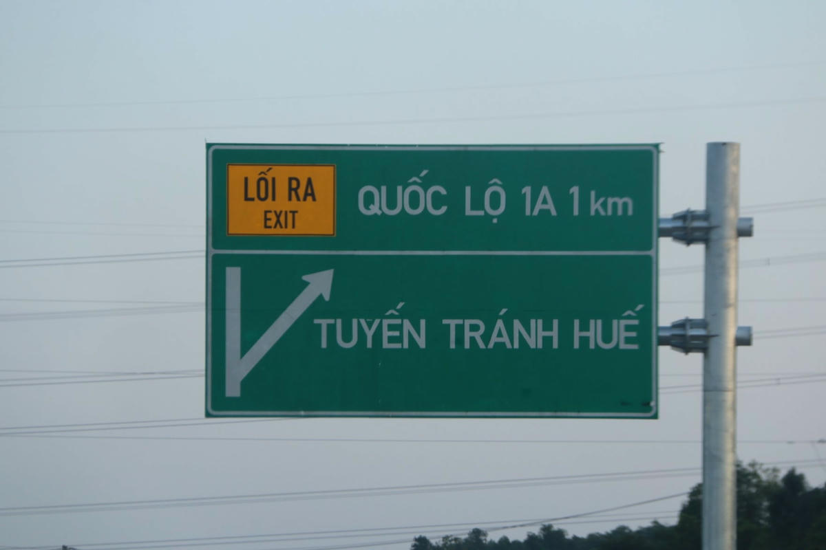 Tuyến cao tốc Cam Lộ - La Sơn có chiều dài xây dựng là 98,35km. Trên toàn tuyến, ngoài điểm đầu và điểm cuối, cao tốc Cam Lộ - La Sơn có 3 lối ra/vào. Thông tin từ Ban Quản lý dự án đường Hồ Chí Minh cho biết, đến nay, 1/3 lối ra/vào trên tuyến cao tốc Cam Lộ - La Sơn đã hoàn thành. Các lối ra/vào còn lại đang được tiếp tục thi công và sẽ hoàn thành vào cuối tháng 3/2023.