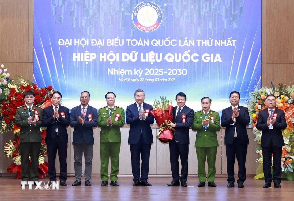 Tổng Bí thư Tô Lâm tặng hoa chúc mừng Ban Thường vụ Hiệp hội Dữ liệu quốc gia nhiệm kỳ 2025-2030. (Ảnh: Thống Nhất/TTXVN)