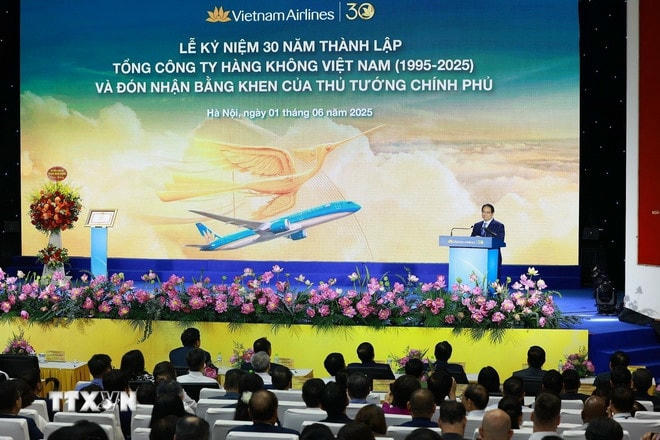 Thủ tướng Phạm Minh Chính phát biểu chúc mừng Tổng Công ty Hàng không Việt Nam. (Ảnh: Dương Giang/TTXVN) ttxvn-0106-thu-tuong-vietnam-airlnes-7.jpg
