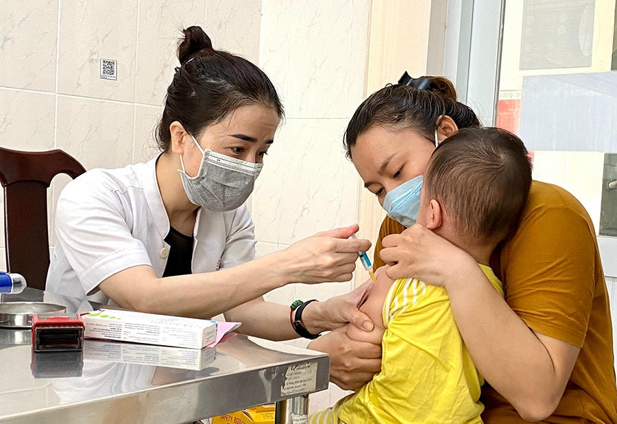 Tiêm vaccine phòng sởi tại Trung tâm Kiểm soát dệnh tật tỉnh Đồng Nai. Ảnh: CDC Đồng Nai.
