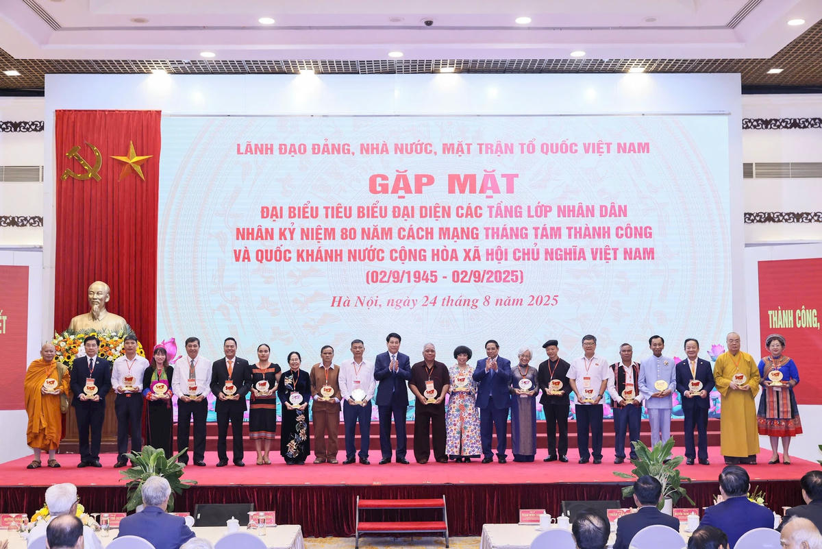 Chủ tịch nước Lương Cường, Thủ tướng Chính phủ Phạm Minh Chính tặng quà lưu niệm cho các đại biểu tiêu biểu tham dự chương trình gặp mặt. Ảnh: Qua