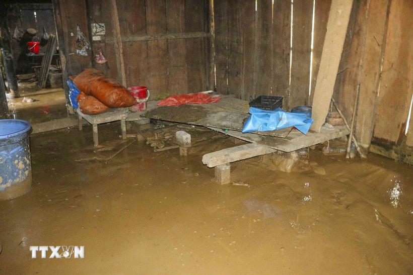 Nhiều nhà dân ở Điện Biên ngập trong nước và bùn đất (ảnh chụp lúc 7g25 ngày 2/8). (Ảnh: Xuân Tư/TTXVN)