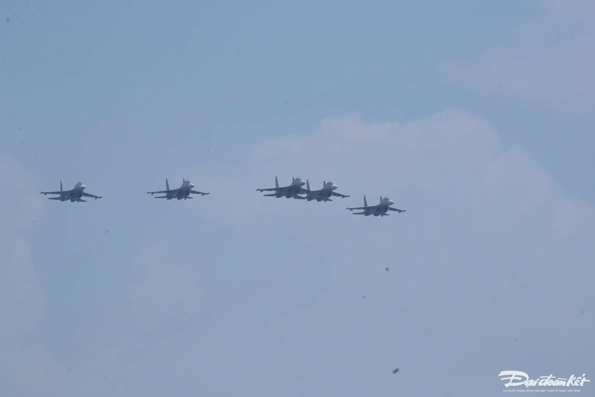 Bay biên đội 5 chiếc Su-30MK2 đội hình mũi tên là bài bay chính được các phi công tập luyện.