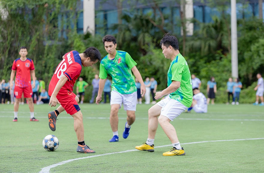 Môn bóng đá nam được chia thành nhiều bảng thi đấu lần lượt.