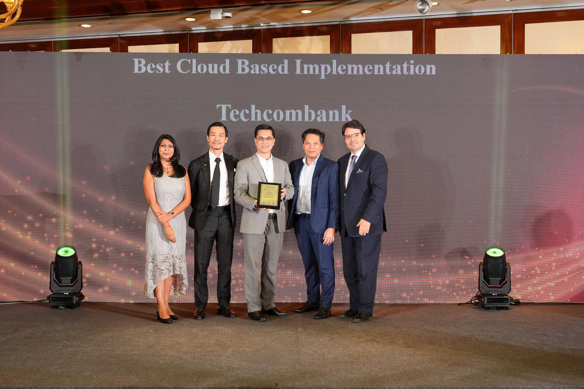 dai-dien-techcombank-nhan-giai-tu-the-asian-banker_2.png