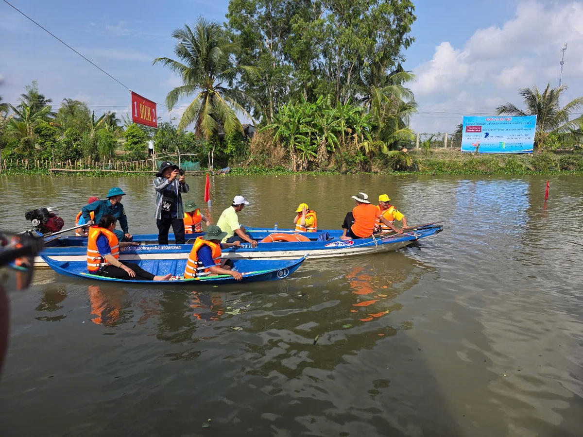 Trong đời sống người dân vùng châu thổ Cửu Long xưa, xuồng ba lá một thời là phương tiện giao thông chính để đi lại làm ăn, thăm viếng nhau. Xuồng ba lá khi đó quan trọng đến nỗi còn đi vào thơ ca dao và nghiễm nhiên cũng được coi là phương tiện mang tính “văn minh sông nước”. Ảnh: Nguyên Du