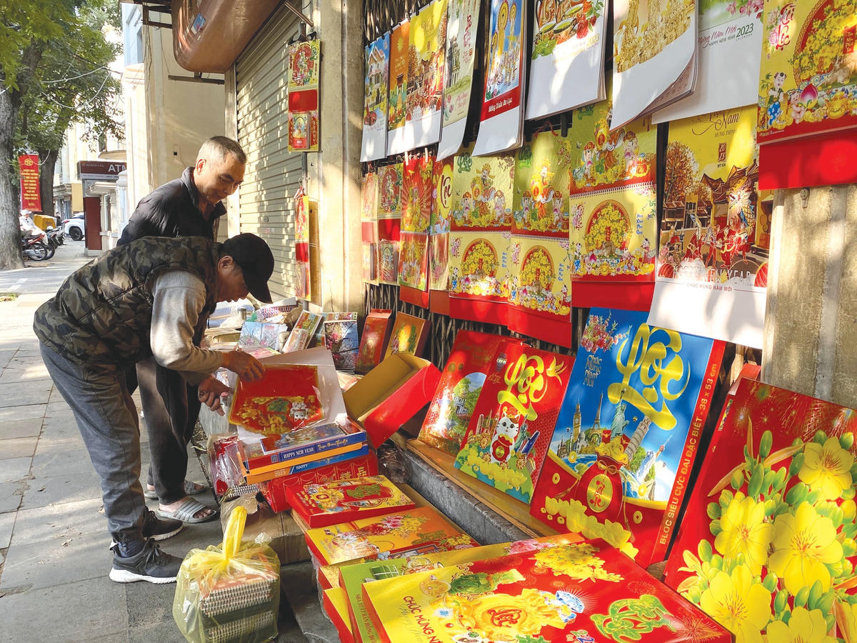 Người dân đi mua lịch ở phố Hàng Trống.  