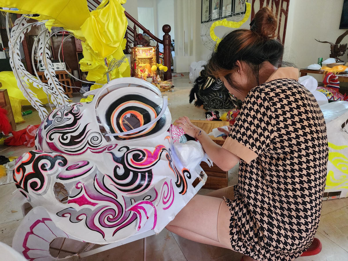 Người làm đầu Lân cần khéo léo, tỉ mỉ từng công đoạn.