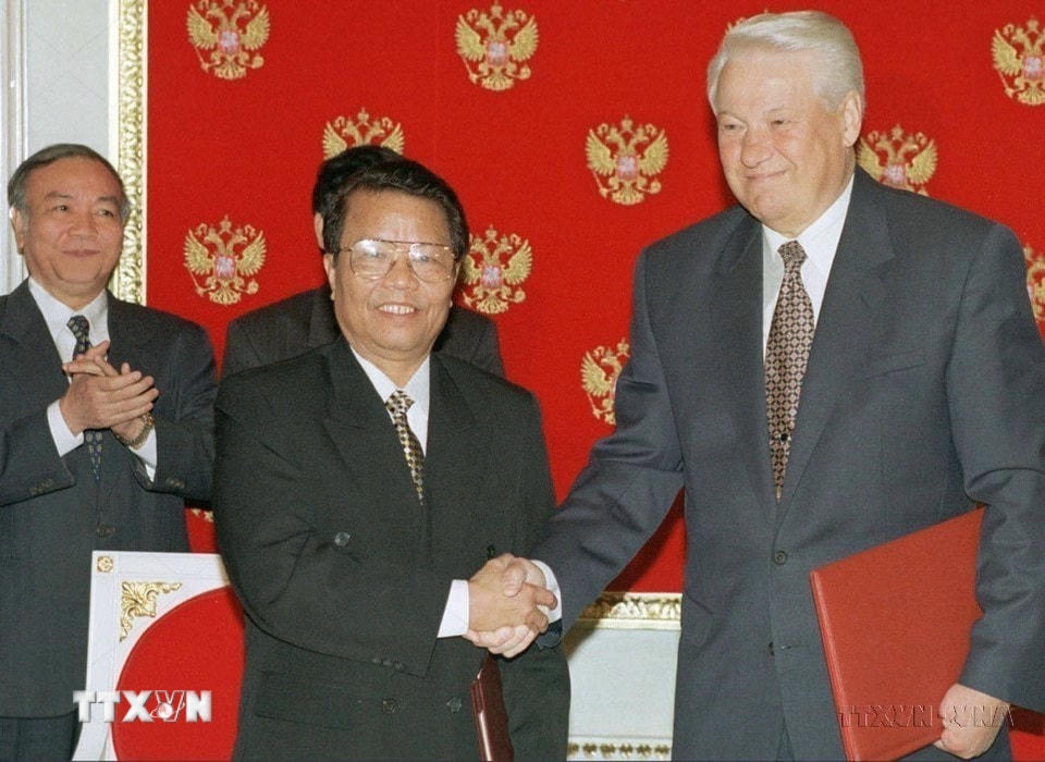 Chuyến thăm của Chủ tịch nước Trần Đức Lương tới Liên bang Nga tháng 8/1998 đã tạo bước đột phá mới trong quan hệ hợp tác nhiều mặt giữa hai nước. Lần đầu tiên, Tổng thống Nga Boris Yeltsin khẳng định Nga coi Việt Nam là đối tác chiến lược ở Đông Nam Á. (Ảnh: Tư liệu TTXVN phát)