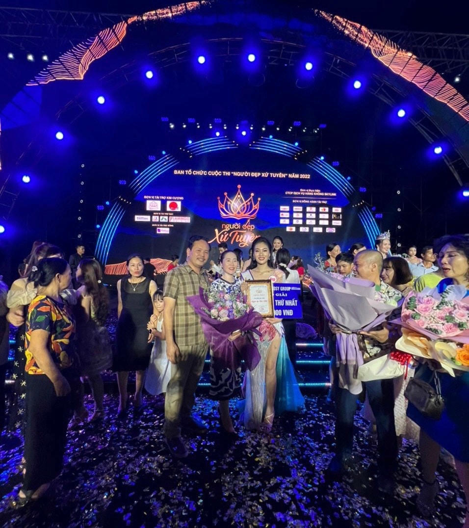 Lê Khánh Linh hạnh phúc cùng gia đình sau khi nhận giải thưởng ý nghĩa từ chương trình.