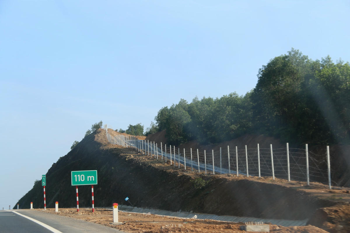 Ban Quản lý dự án đường Hồ Chí Minh cho biết, tình trạng trên sẽ được xử lý với sự vào cuộc của lực lượng chức năng và hệ thống hàng rào bảo vệ cao tốc được hoàn thiện.