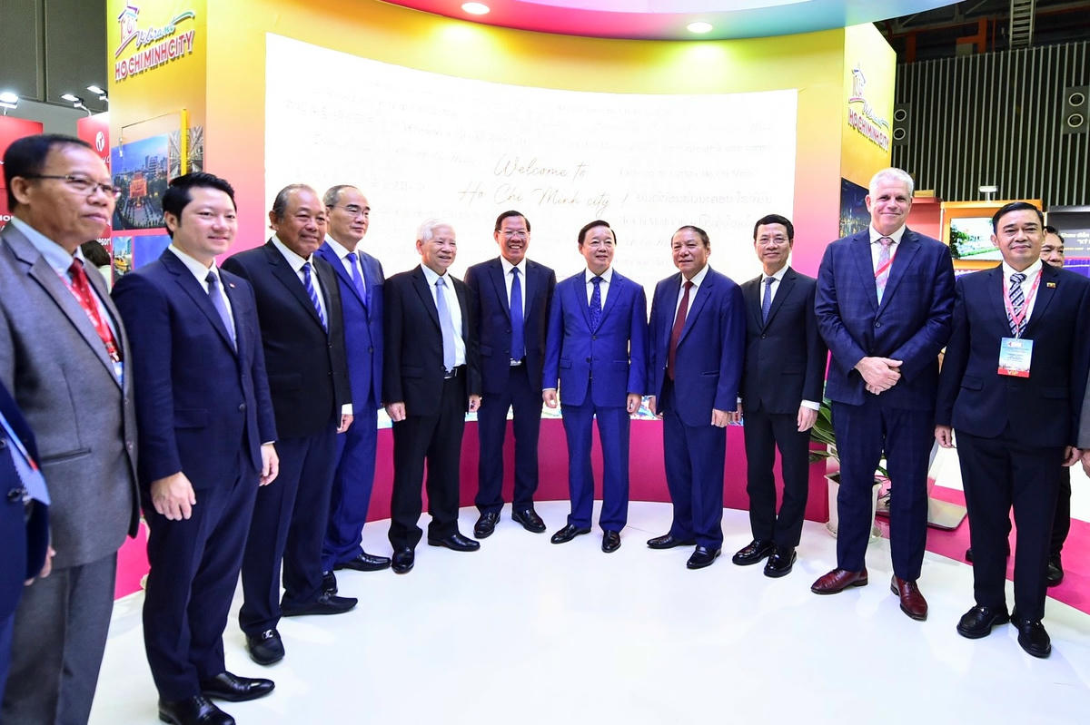 Đại biểu tham dự khai mạc và tham quan hội chợ du lịch TP HCM.