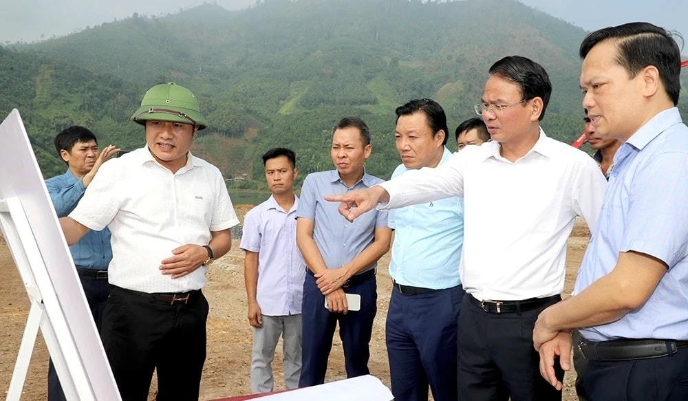 Ngày 5/7, ông Đặng Xuân Phong tới thăm và làm việc với xã miền núi Trung Sơn. Ảnh: TD.