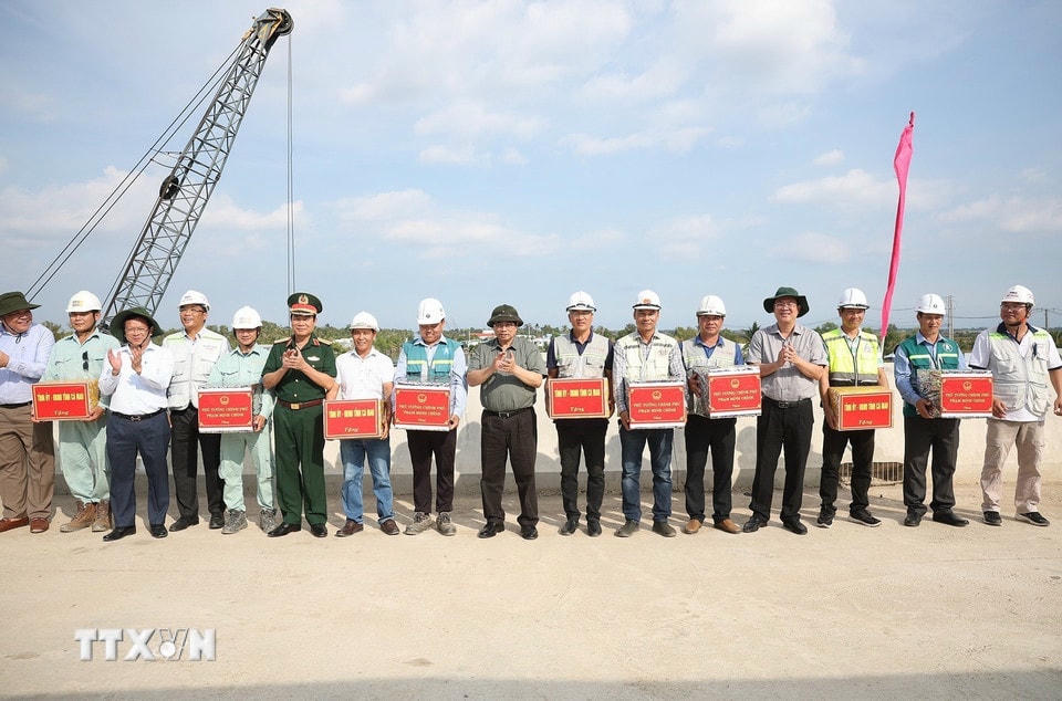 Thủ tướng Phạm Minh Chính thăm, động viên công nhân, kỹ sư thi công dự án đường bộ cao tốc Cần Thơ-Cà Mau. (Ảnh: Dương Giang/TTXVN)