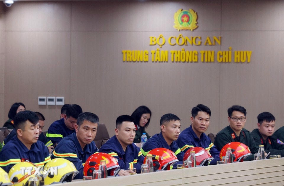 Cán bộ, chiến sỹ Phòng cháy chữa cháy và Cứu nạn cứu hộ Việt Nam thực hiện nhiệm vụ tại Myanmar. (Ảnh: Phạm Kiên/TTXVN)