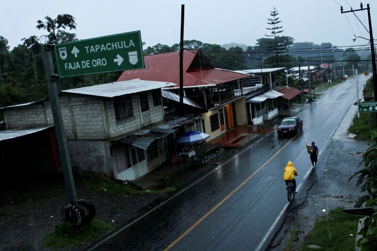 Có rất nhiều những cửa hàng, những ngôi nhà bị tàn phá. Ảnh: NYT.
