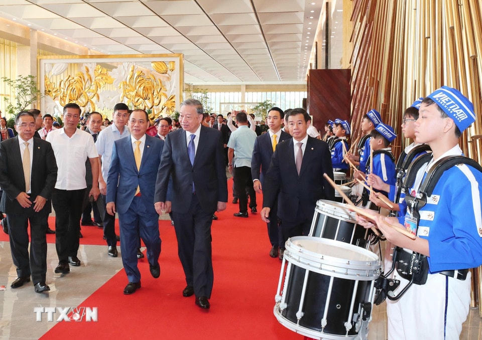 Tổng Bí thư Tô Lâm đến dự lễ khai mạc triển lãm. (Ảnh: Trọng Đức/TTXVN)