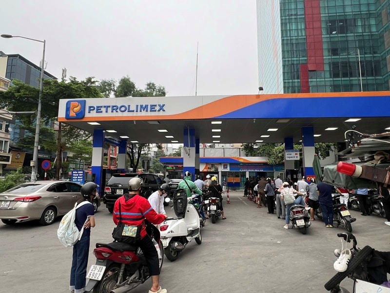 Quyết liệt triển khai thực hiện hóa đơn điện tử từng lần bán hàng với doanh nghiệp bán lẻ xăng dầu. Ảnh Internet.