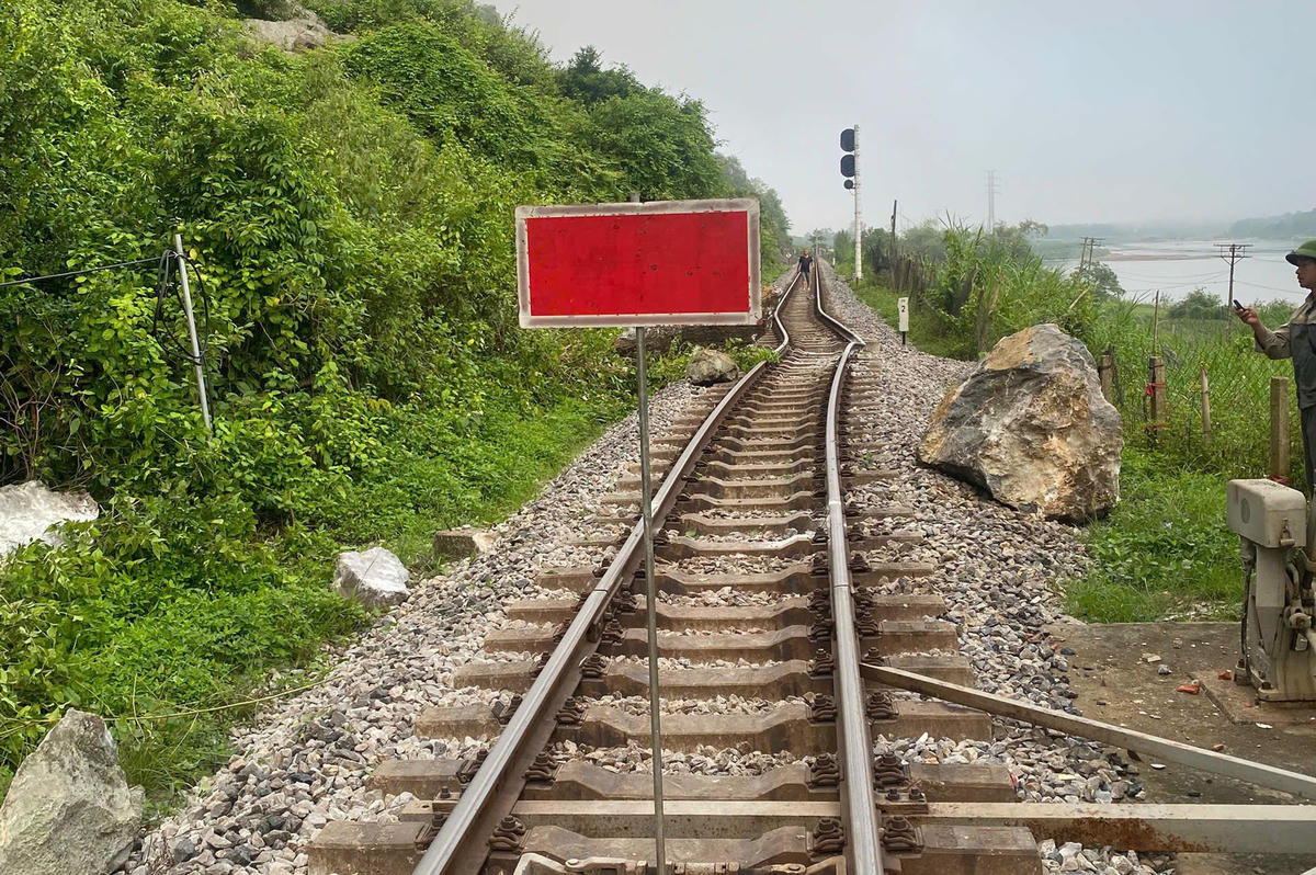 Cơ quan chức năng đã dựng biển báo sự cố ở đoạn đường sắt bị xô lệch. Ảnh: H.T