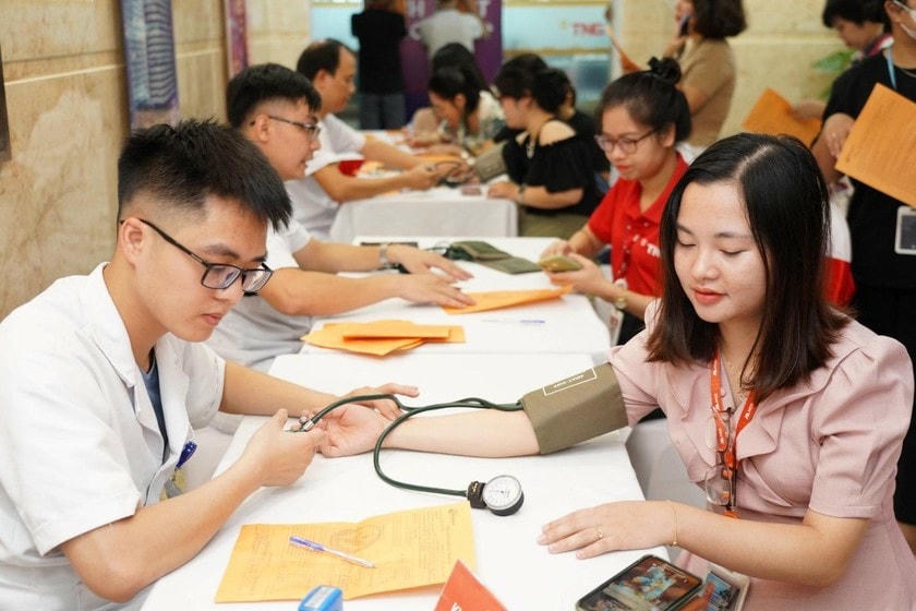 Khám sàng lọc trước khi hiến máu. Khám sàng lọc trước khi hiến máu.