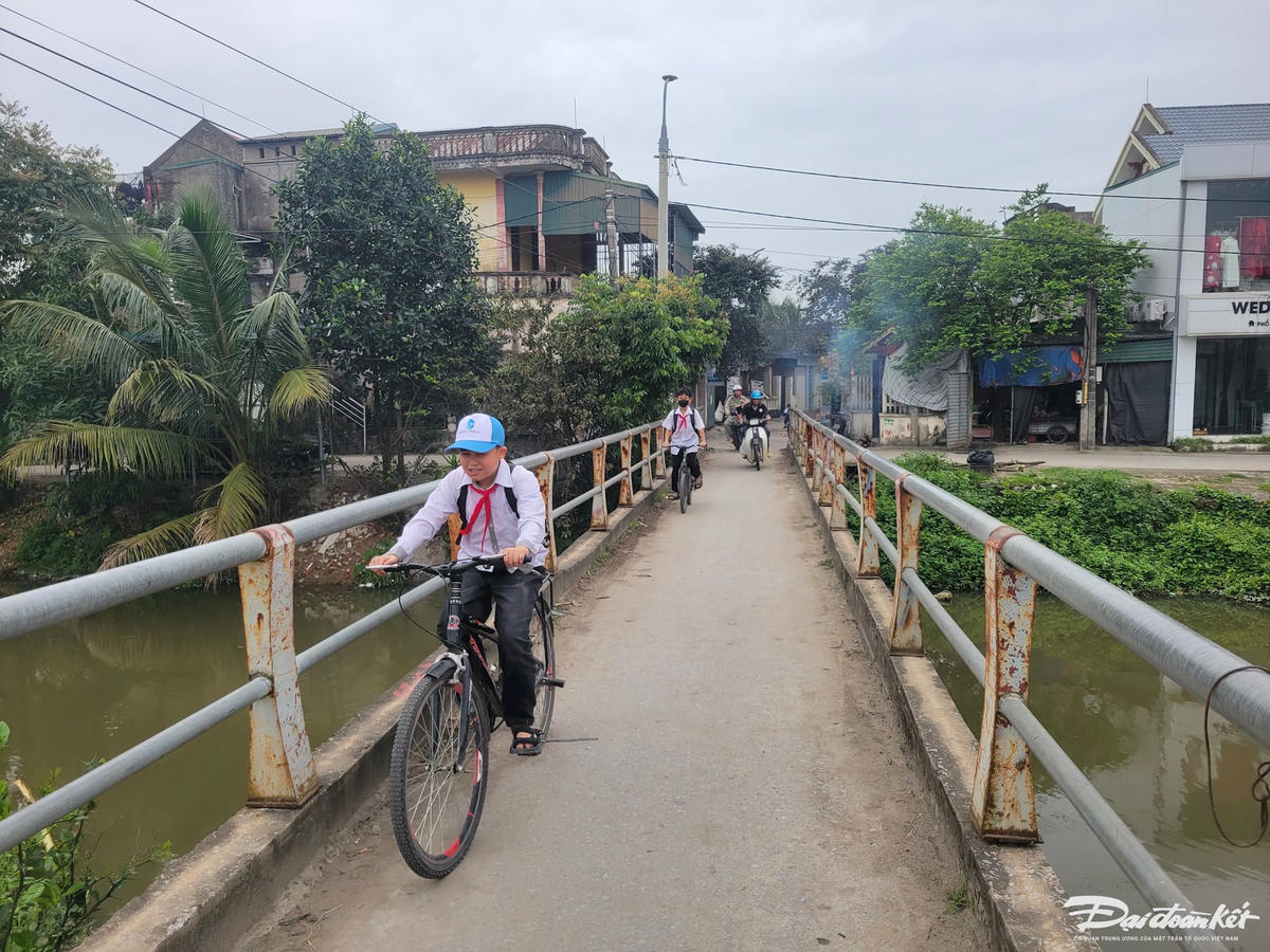 Em Nguyễn Văn Tài (học sinh lớp 6A Trường THCS Quảng Phú, nhà ở khu phố 1) cho biết: Mỗi ngày, em đi qua cầu 4 lần để đến trường. Vào mùa mưa, khi nước sông Thống Nhất chảy tràn qua mặt cầu gây nguy hiểm cho người và phương tiện khi lưu thông qua cầu.