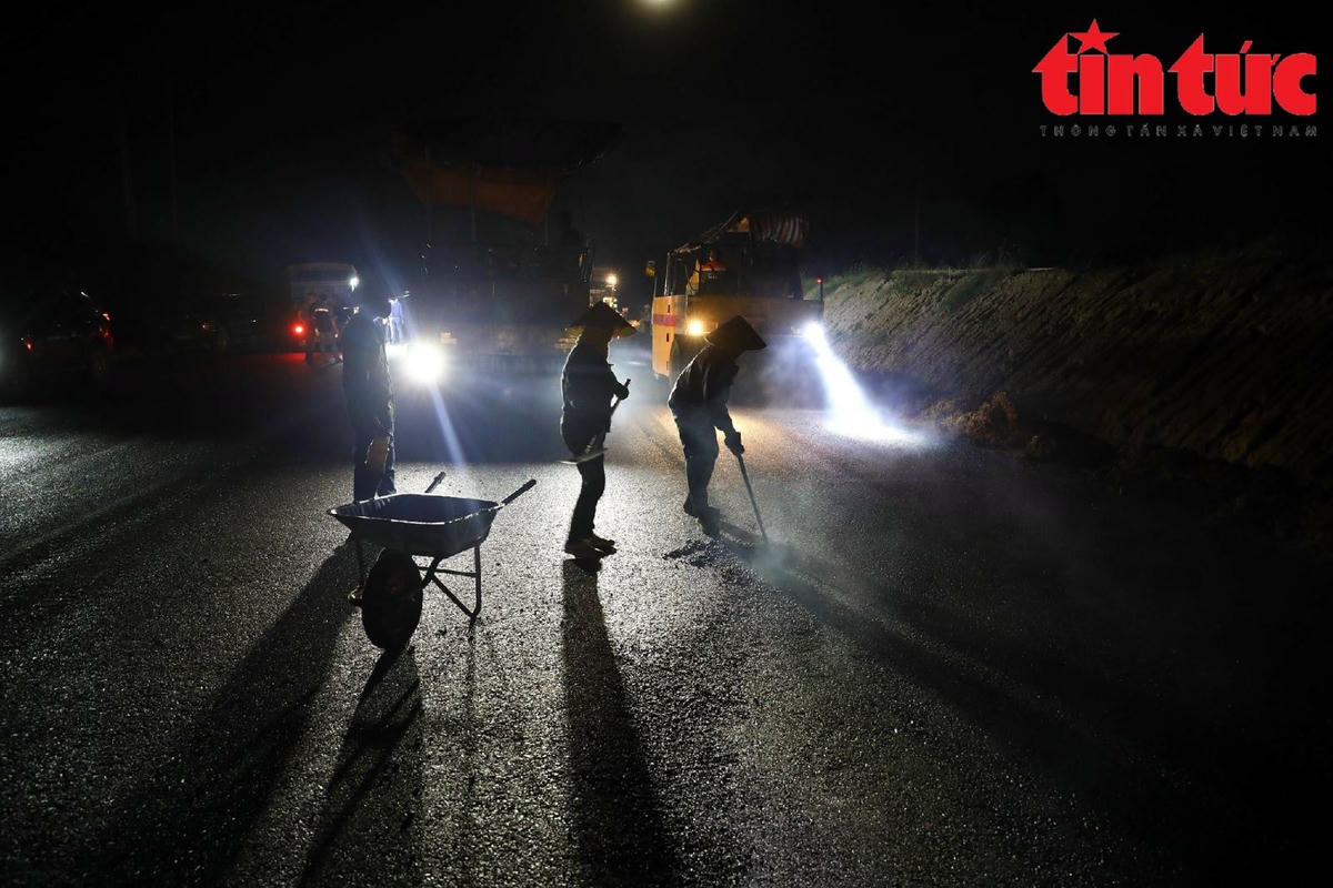 Các nhà thầu đang tập trung thi công liên tục 3 ca, 4 kíp/ngày đêm để đảm bảo mục tiêu cán đích.