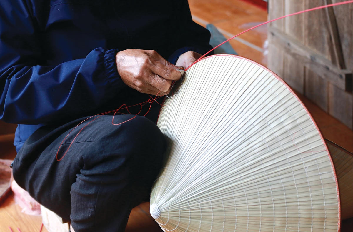 Hiện nay, nón được khâu bằng cước nilon nên ít phải nối, lại bền đẹp.  