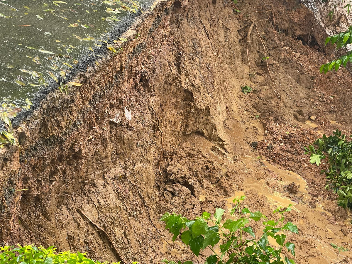 Ông Mai Chiếm Hiệp - Chủ tịch UBND xã Cam Hiếu (huyện Cam Lộ, tỉnh Quảng Trị) cho hay, vào tối qua (14/11) tại tuyến đường cứu hộ cứu nạn liên xã Cam Hiếu - Cam Thủy (đoạn tiếp giáp thôn Mộc Đức và thôn Trương Xá) xuất hiện tình trạng sạt lở taluy phía bờ sông Hiếu với chiều dài khoảng 50m. Ngay sau khi tiếp nhận thông tin, chính quyền địa phương đã cử lực lượng chức năng đến kiểm tra, triển khai các biện pháp đảm bảo an toàn và báo cáo với UBND huyện Cam Lộ. Ảnh: CTV.