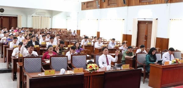 Các đại biểu HĐND tỉnh Ninh Thuận biểu quyết thông qua các nghị quyết.