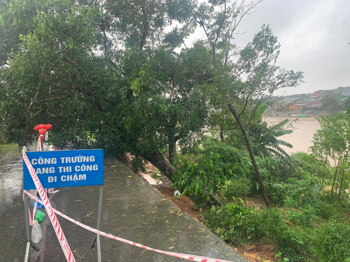 [Ảnh] Quảng Trị: Nước lũ dâng cao, người dân cõng giáo viên đến trường